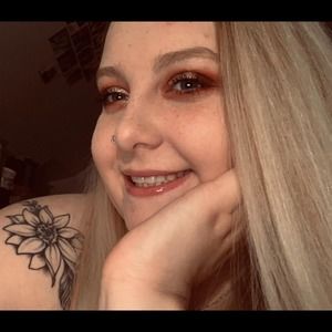 Meet your Posher, Caitlin